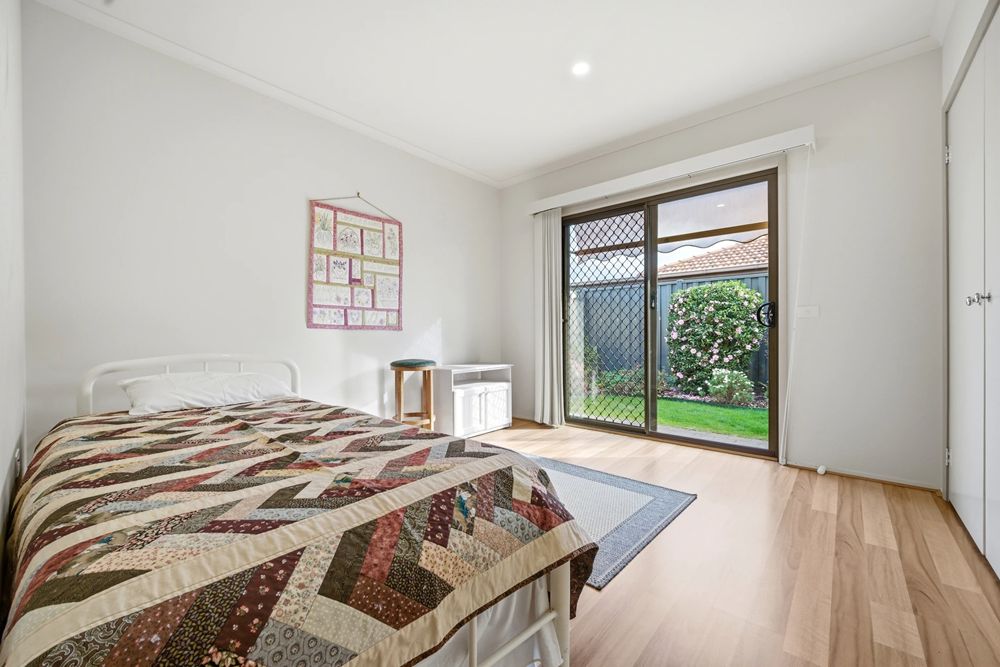 Relaxed Over-55s Living Beside the Botanic Gardens