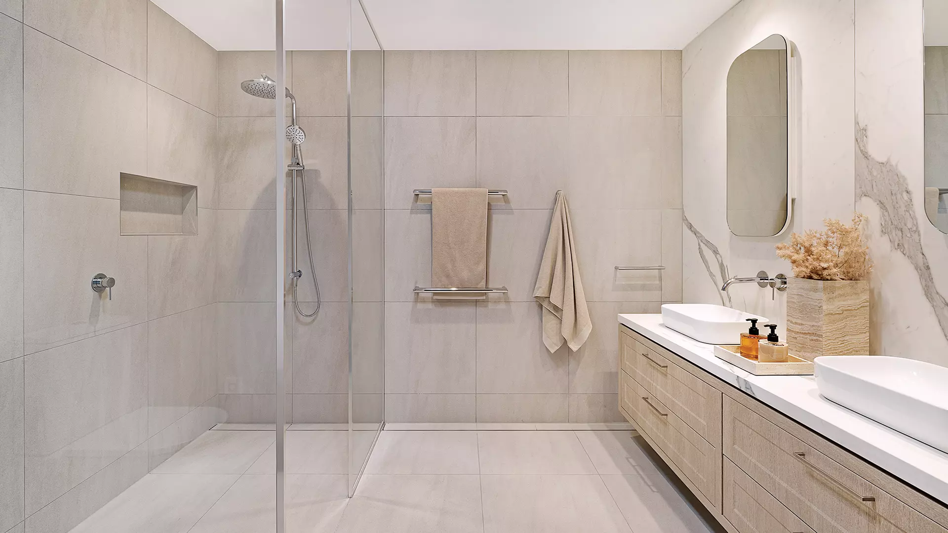 Apt 521 - Stunning views and an oversized covered balcony