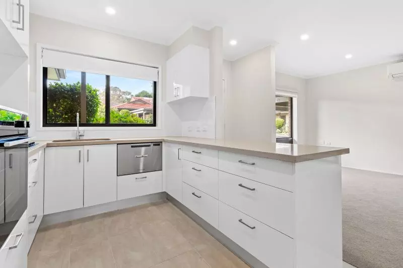 Charming 2-bedroom villa with a private backyard & an outdoor pergola