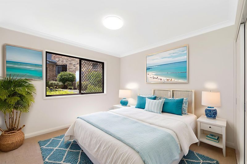 Light-Filled Villa with Atrium, Balcony and Garage