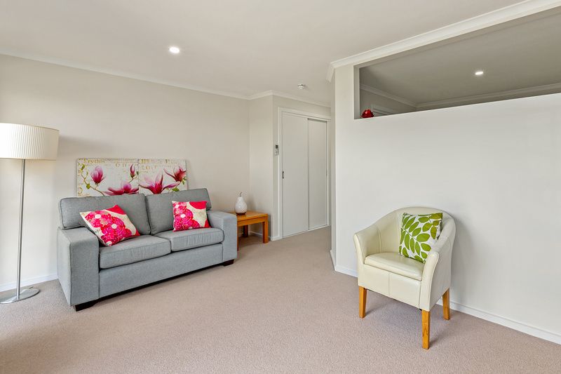 Easy Living Overlooking Peaceful Courtyard Gardens