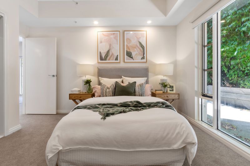 One-bedroom ground floor apartment with an open study