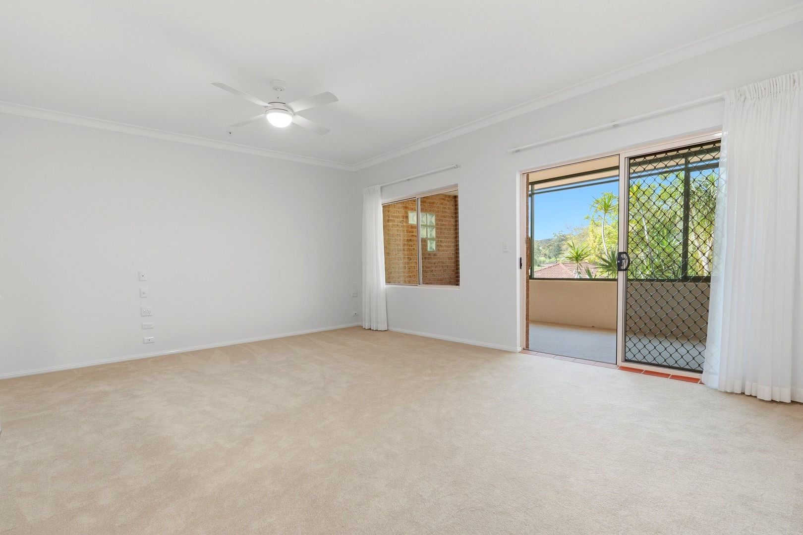 First Floor Studio Apartment in Tarragal Manor