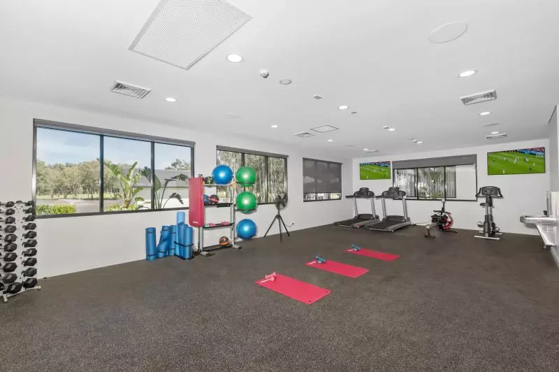 Elegant Three-Bedroom Retreat - Sunlit Alfresco Living