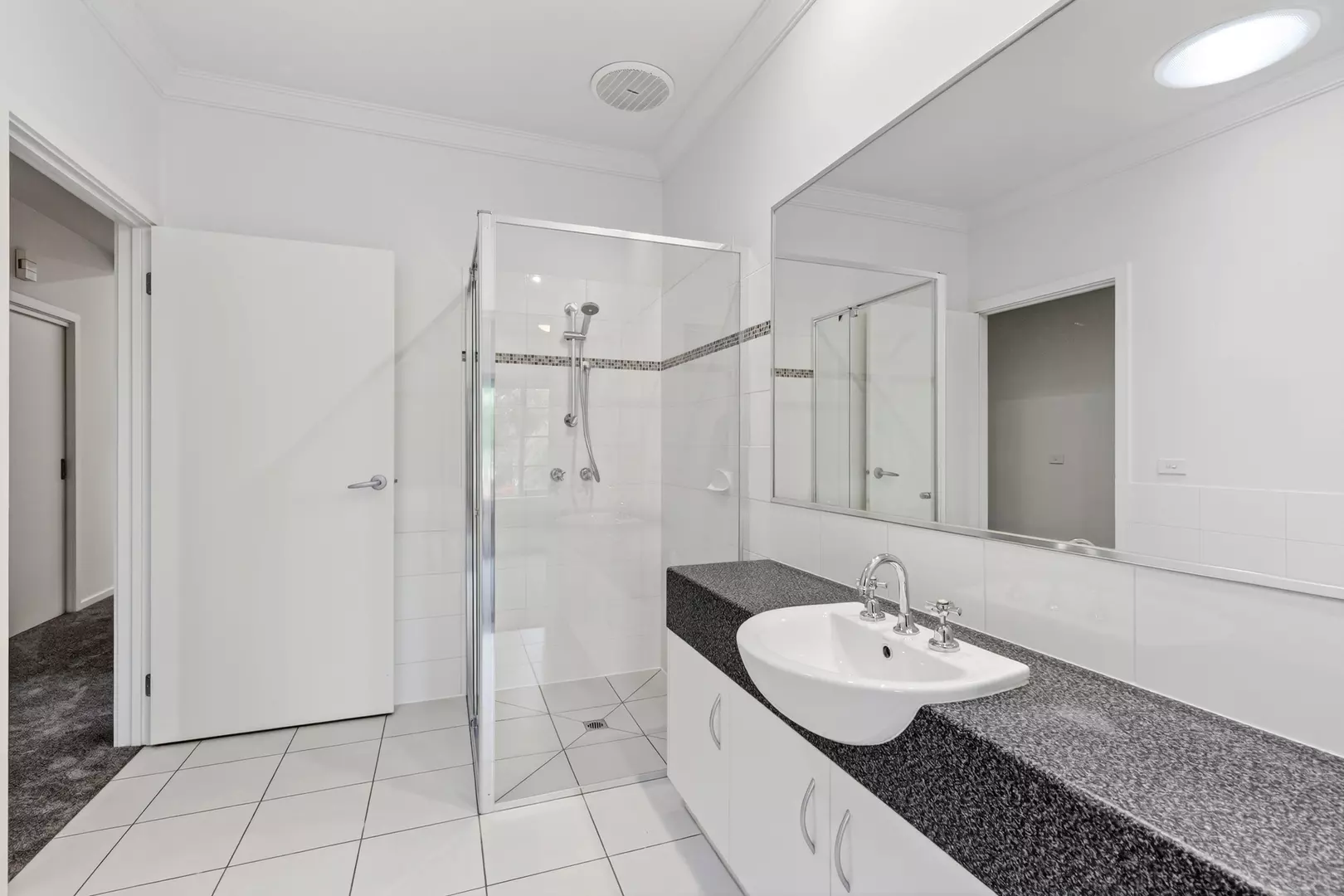 Refurbished, Modern 3 Bedroom Villa 