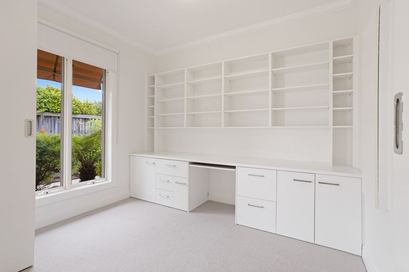 Impressive Villa with Vaulted Ceilings and Private Courtyard