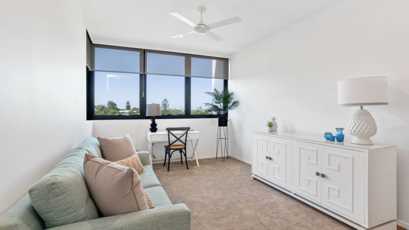 A light and airy top floor, north facing apartment with city views