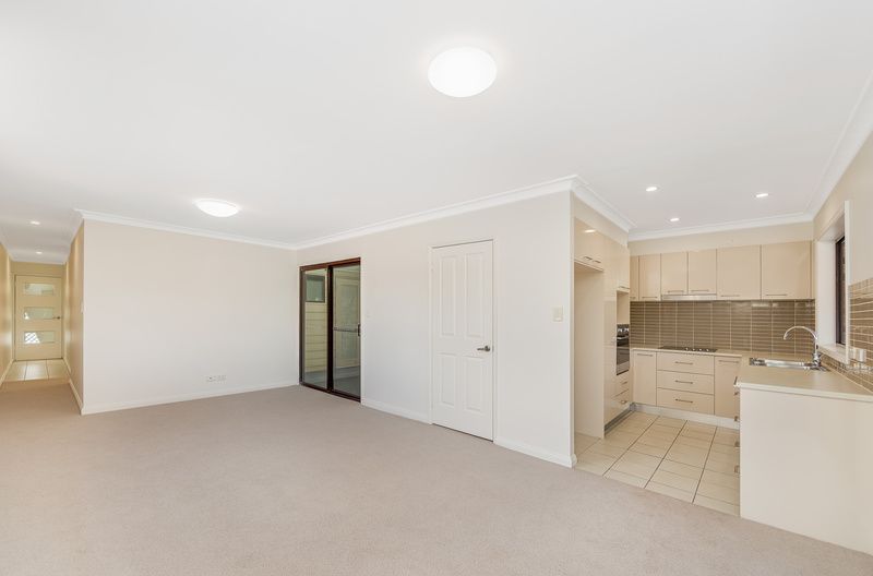 Light-Filled Villa with Atrium, Balcony and Garage