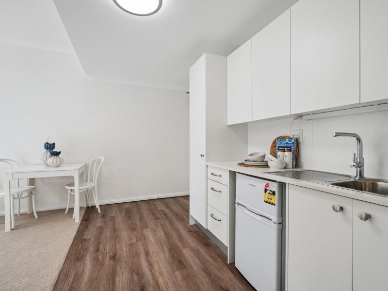 Light-filled apartment with a verdant view