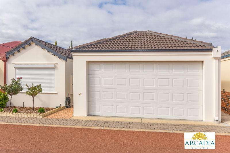 ARCADIA WATERS MADDINGTON - Dress to Impress...