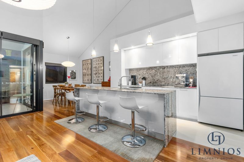 Warehouse Terrace Style Apartment With 3 Bedrooms Plus a Study!!