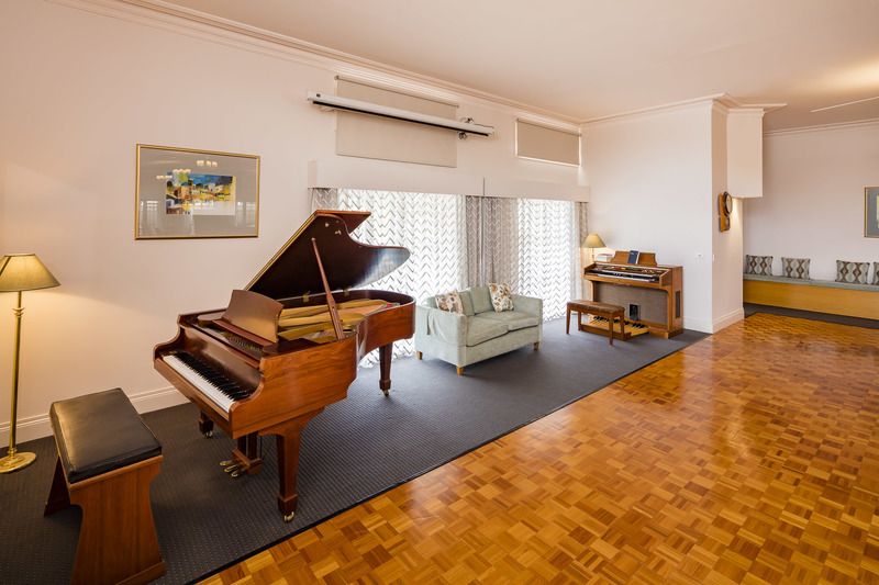 Light-Filled Home with Study and North-Facing Garden