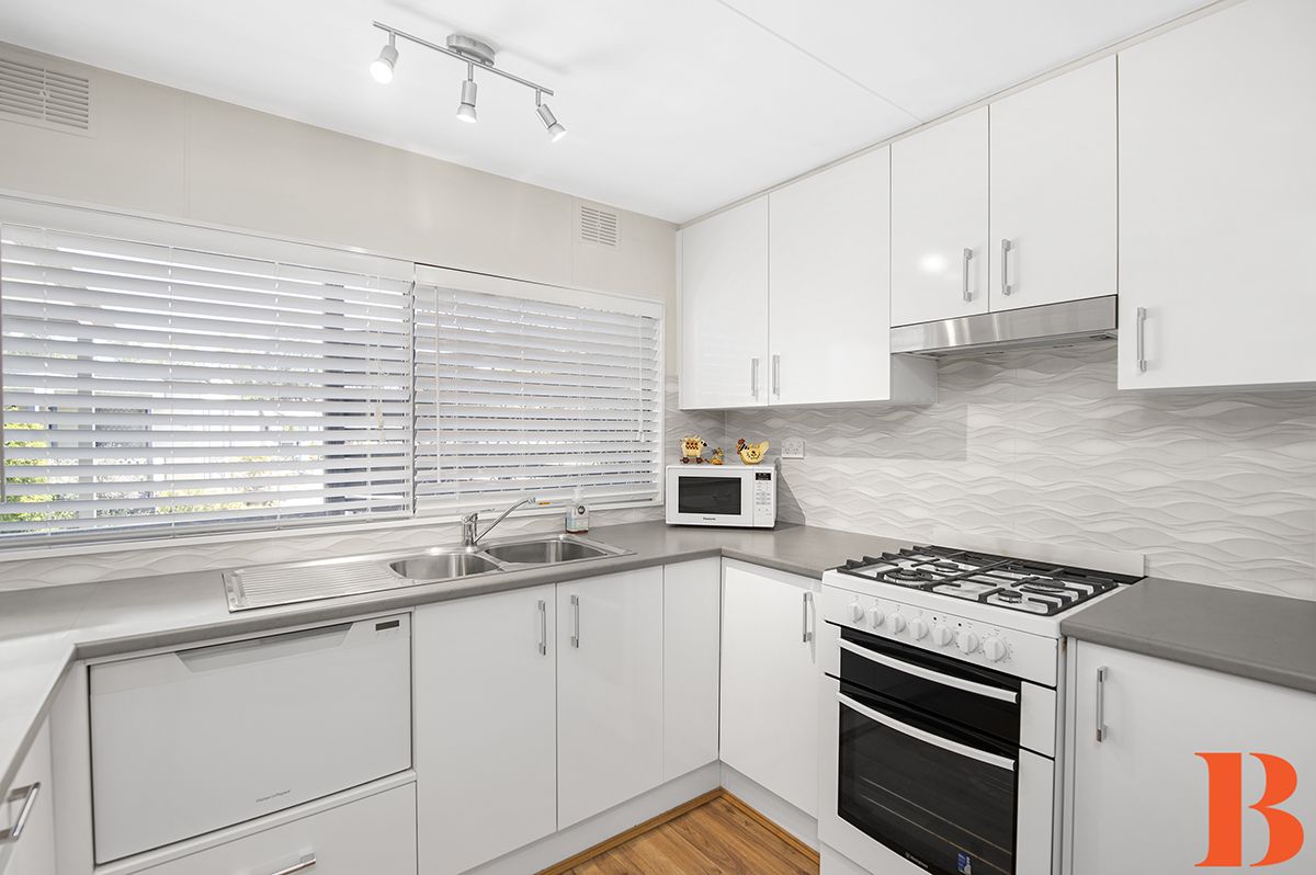 PERFECTLY PRESENTED - WALK TO SHOPS AND POOL - SUNNY GARDEN COURTYARD