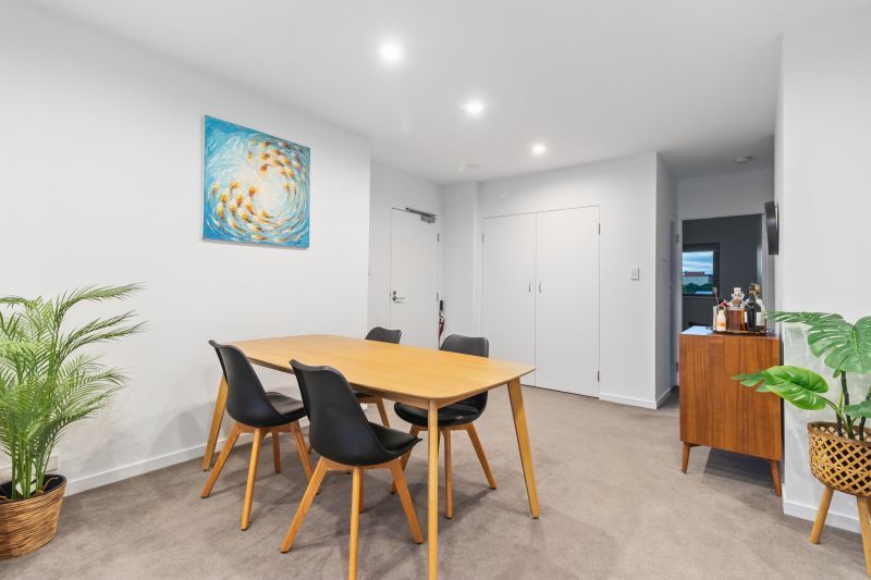 Top Floor Apartment With Views!