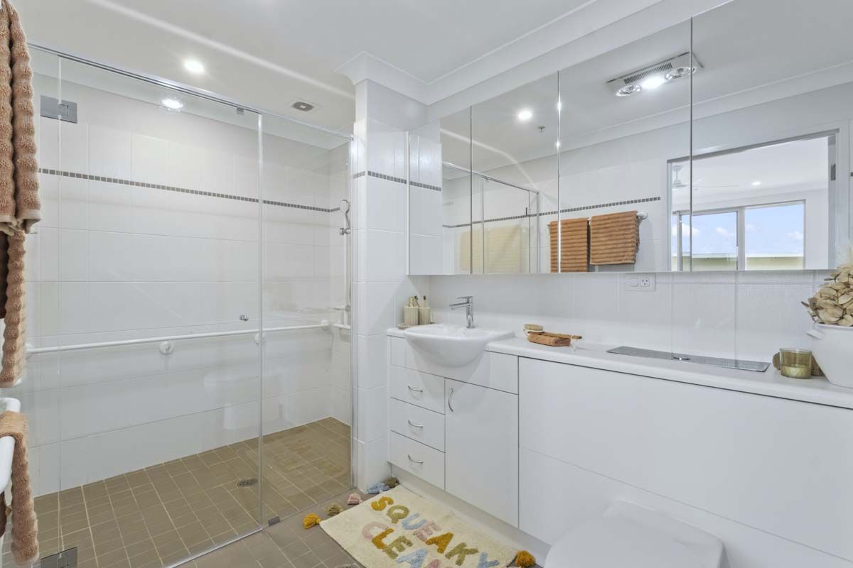 Spacious sunlit 2 Bedroom Unit With 2 Balconies