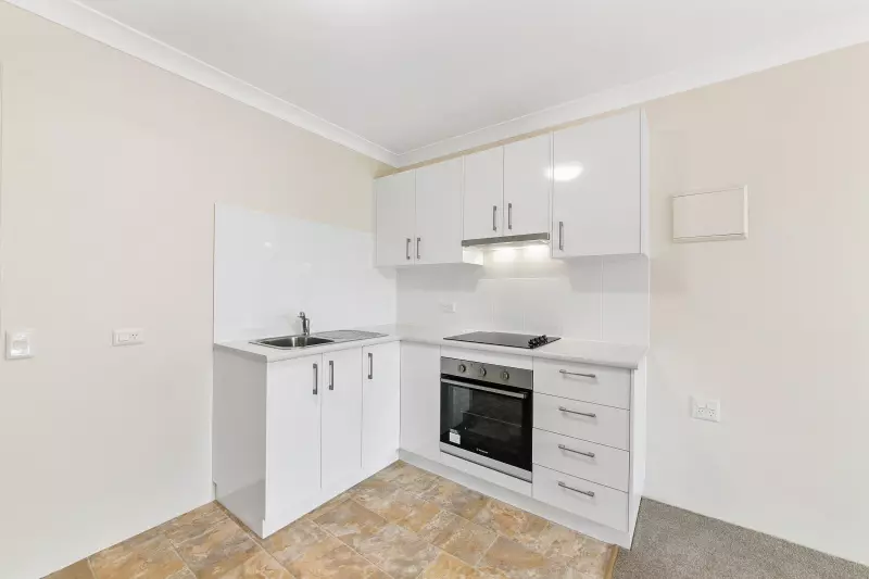 Stunning Central Garden Courtyard Villa!! Independent Living with the Finest Outlook