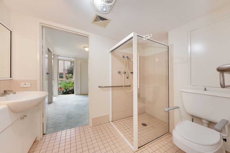 Wonderful Ground Floor Apartment Close To All The Amenities And A Gorgeous Courtyard Outlook