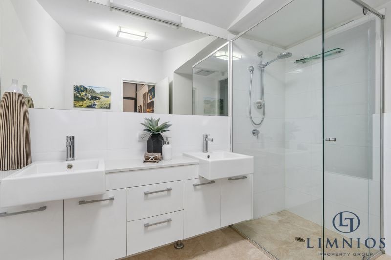 Warehouse Terrace Style Apartment With 3 Bedrooms Plus a Study!!