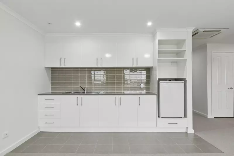 Light-Filled Serviced Apartment with Leafy Views