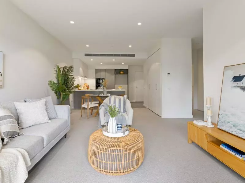 UNDER OFFER Light-filled ground floor apartment with lagoon views!