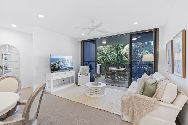 Top-floor apartment with private tree top views