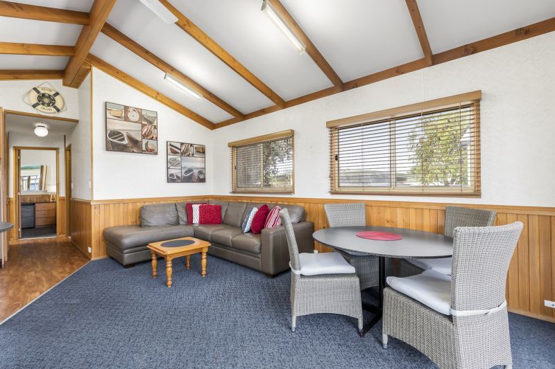 Cheerful 2 Bedroom Home- Ready for its new Owners!