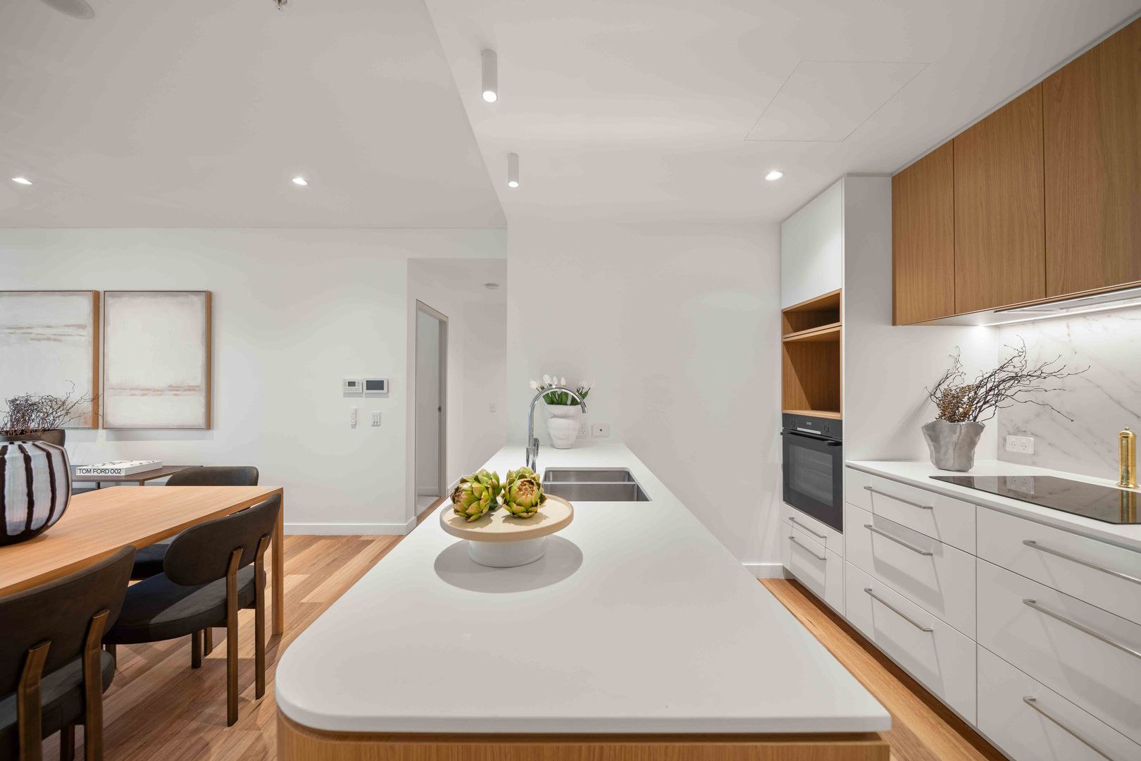 Modern Two-Bedroom Apartment on the 7th Floor in Epping