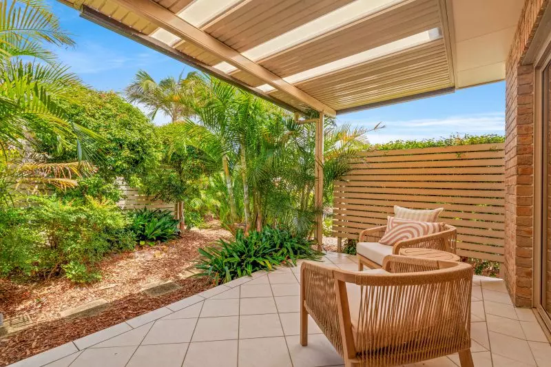 Spacious villa with double lock up garage