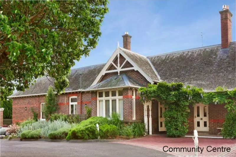 DEPOSIT TAKEN - Light & bright ground floor unit with rear courtyard and single garage