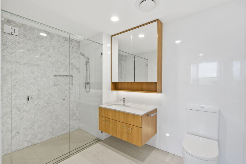 Corner north-facing apartment with spectacular Broadbeach Skyline views