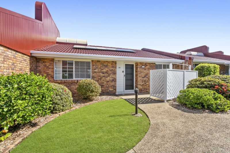 Beautiful two-bedroom, 1 bathroom villa with sunroom.