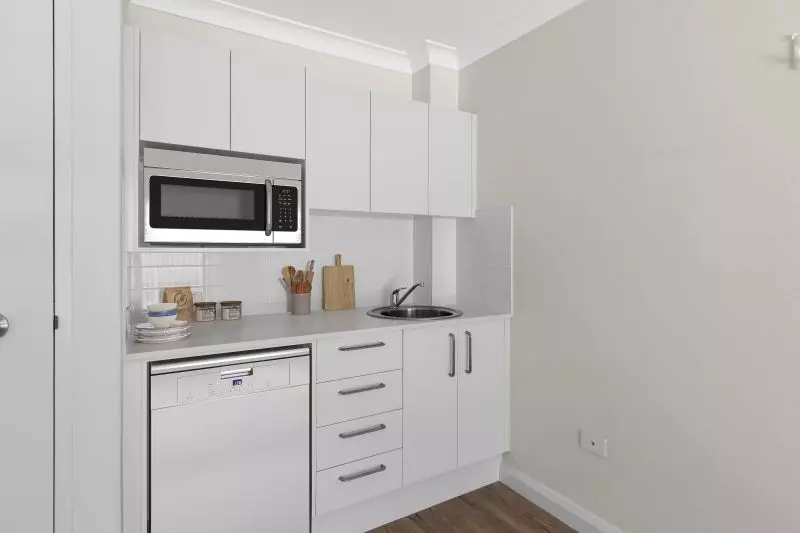 Beautifully renovated one bedroom serviced apartment with separate bedroom and ensuite plus kitchenette and terrace next to the pool area.