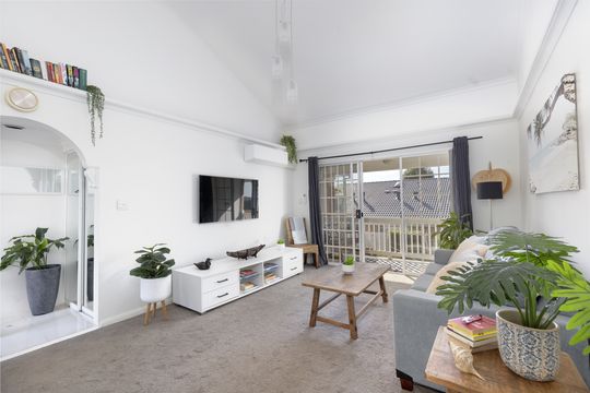 Beautifully presented, light-filled one-bedroom unit with district views.