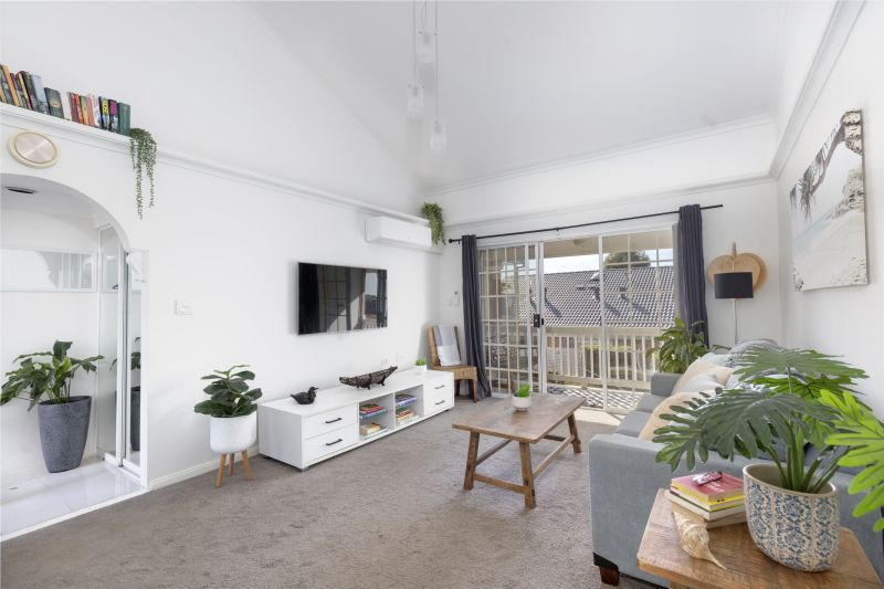 Beautifully presented, light-filled one-bedroom unit with district views.