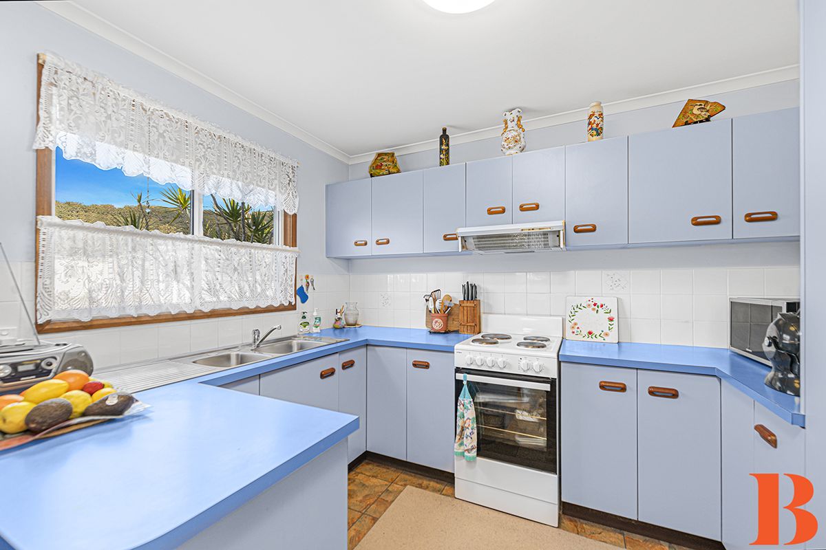 4 Bedrooms - or Guests, Hobbies and Grand Kids - 2 Car Parks - Minutes walk to Shopping