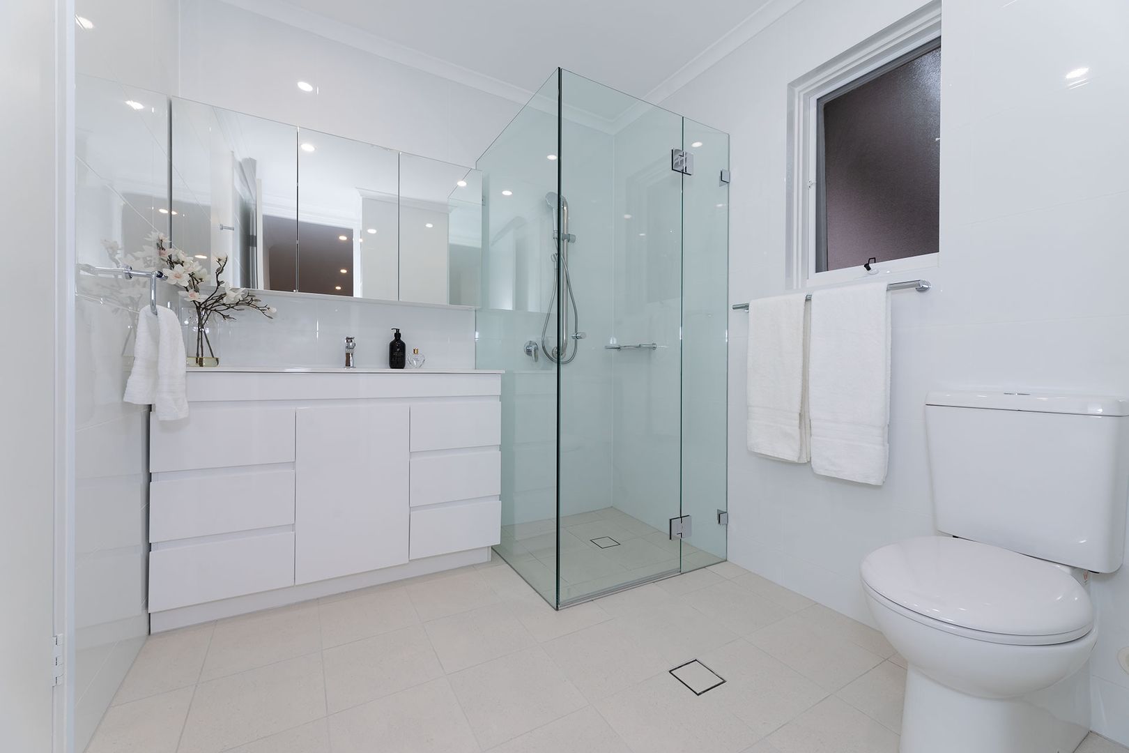 Fully Refurbished Large 3 Bedroom Unit with a Stunning Bushland Outlook