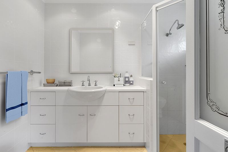 Perfectly located unit overlooking lush, green gardens.