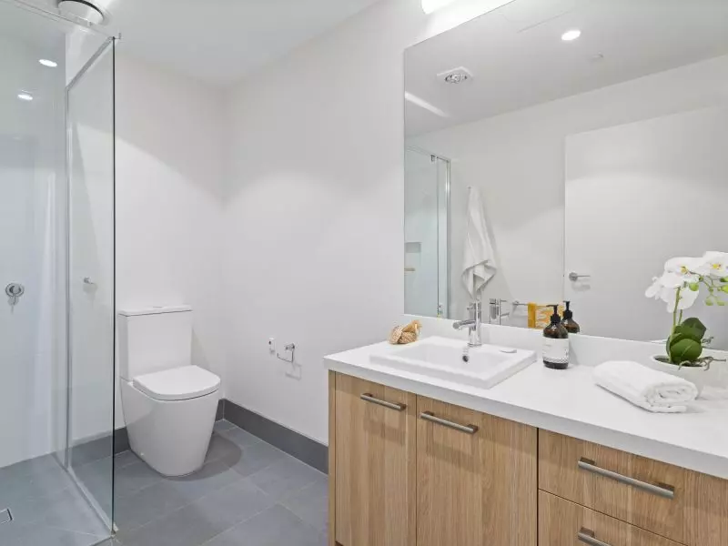 UNDER OFFER Light-filled ground floor apartment with lagoon views!