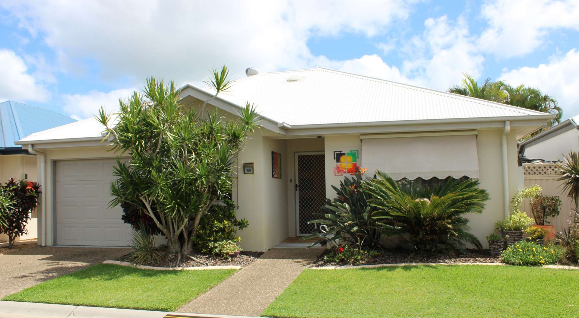 Stunning lakefront home: 