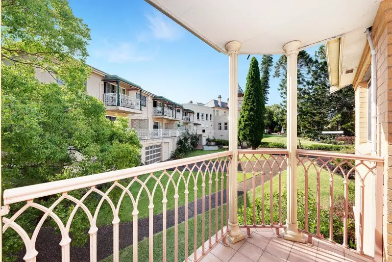 Rarely available 2 bedder in the renowned Windsor Gardens.