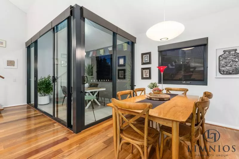 Warehouse Terrace Style Apartment With 3 Bedrooms Plus a Study!!