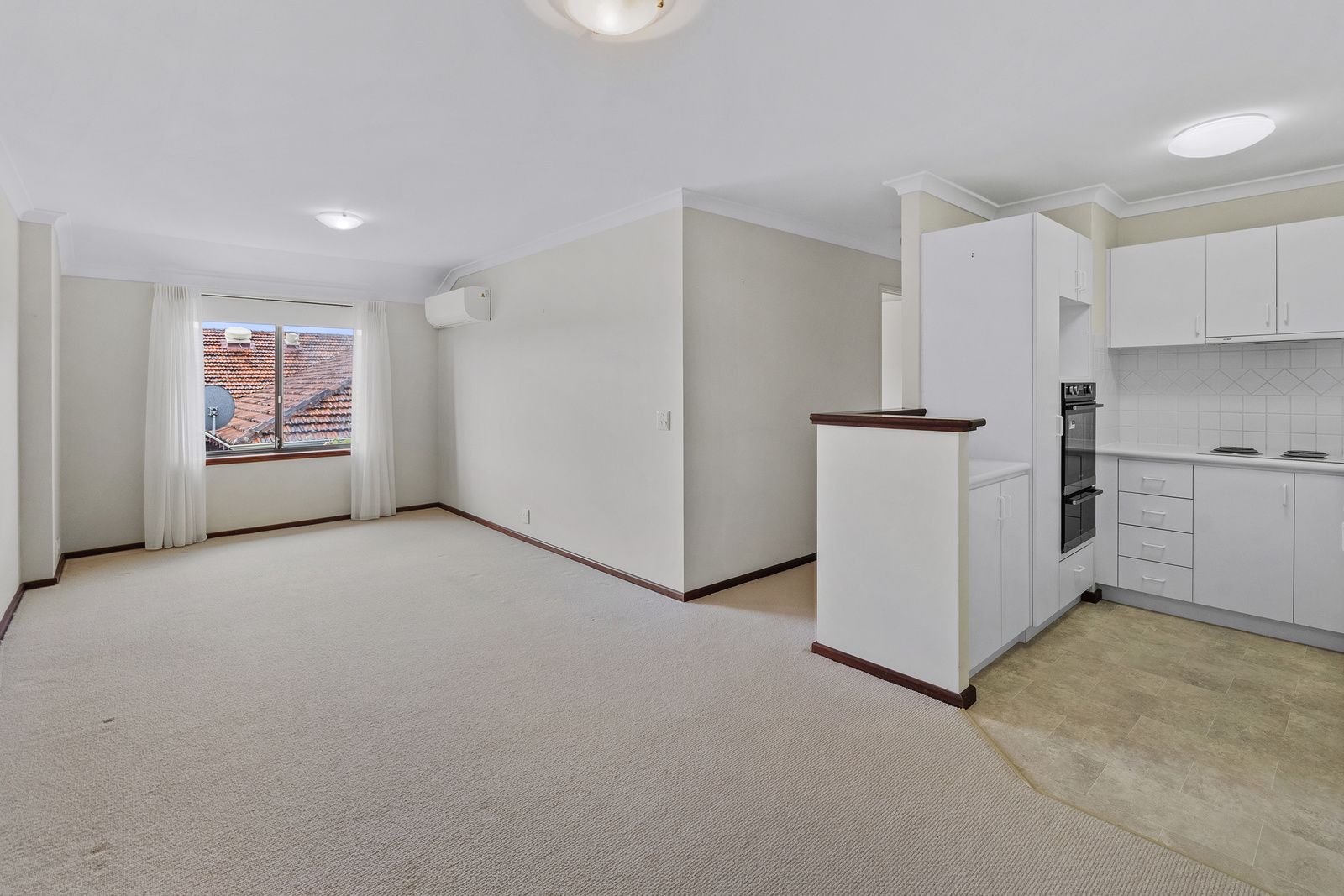 Light and bright first floor apartment overlooking gardens