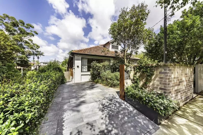 Enviable private position in a quiet but convenient street