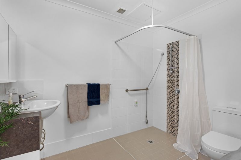 Top-floor two-bedroom apartment with ocean views!