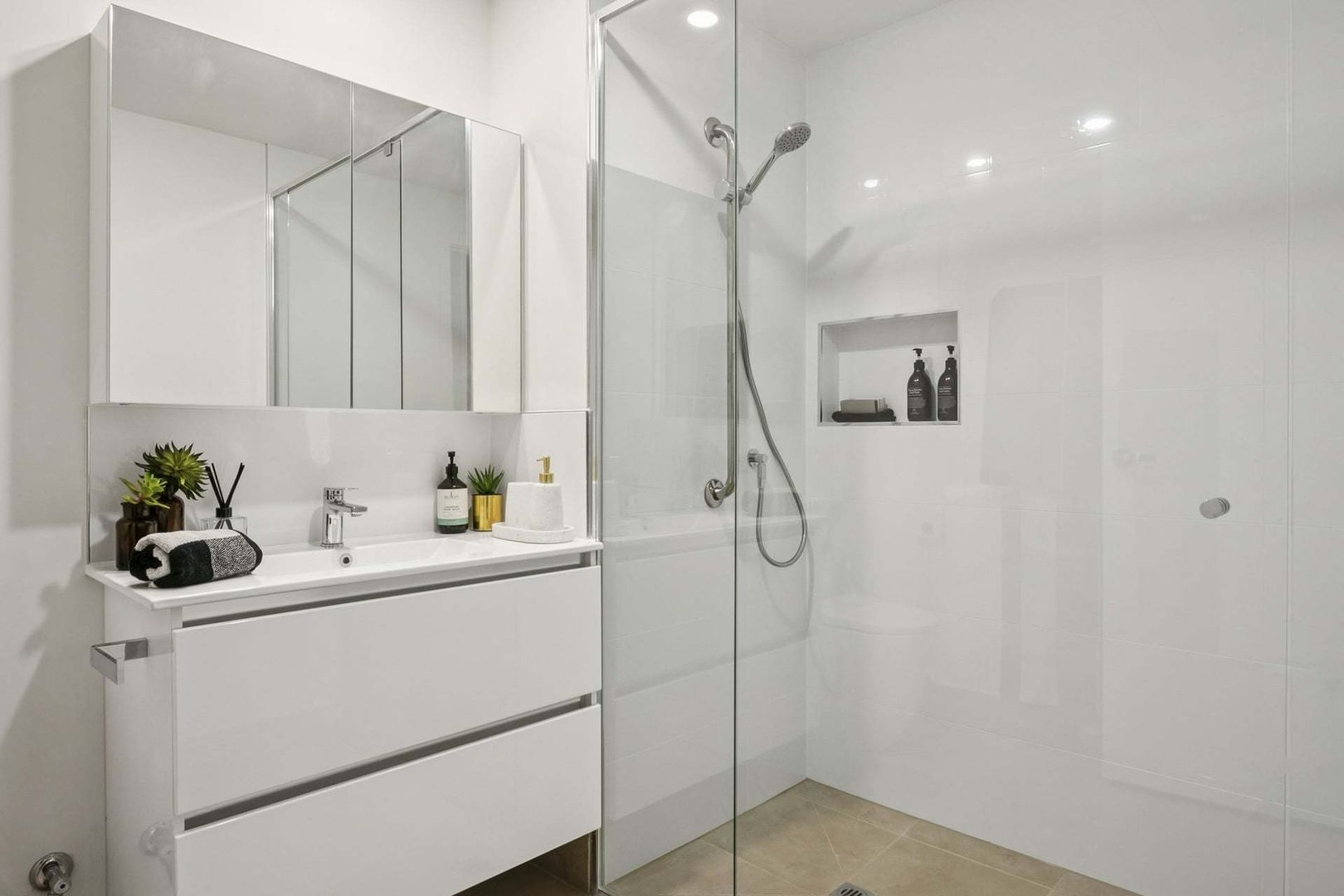 Brighton Bayside Apartment - Fully Refurbished