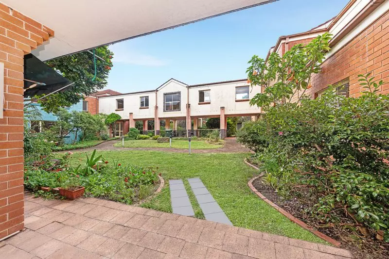 NORTH FACING, GROUND FLOOR GARDEN APARTMENT