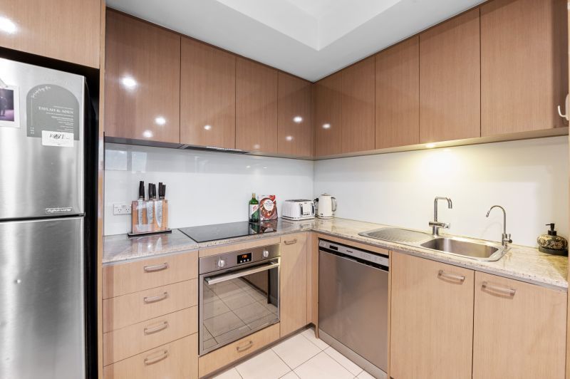 Top Floor Apartment With Spectacular Views!