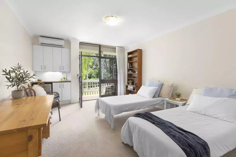 This stunning double serviced apartment is a rarity.