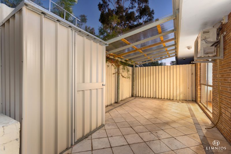 Spacious end villa with massive yard!