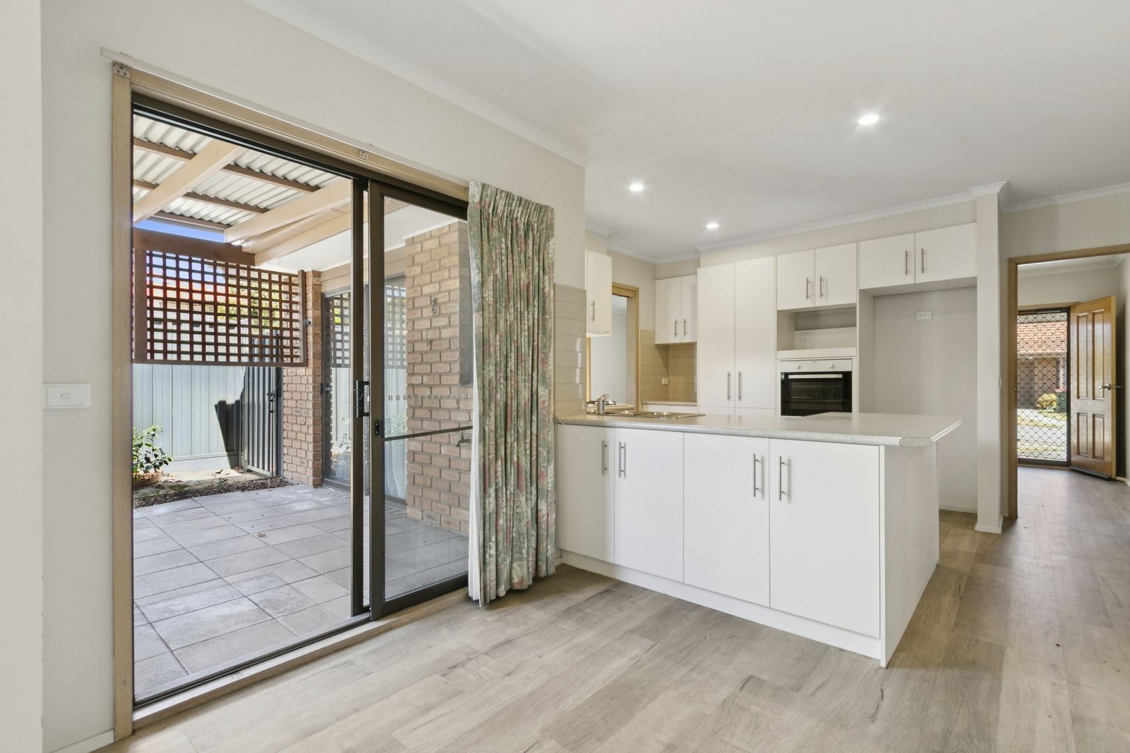 Free-standing two-bedroom villa with a study in a quiet court